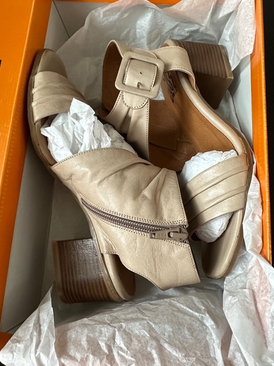 Miz Mooz Shoes - Sz 38(7.5)⭐️NWT Miz Mooz Cream Scoot Leather Dress Sandals. Never Worn!